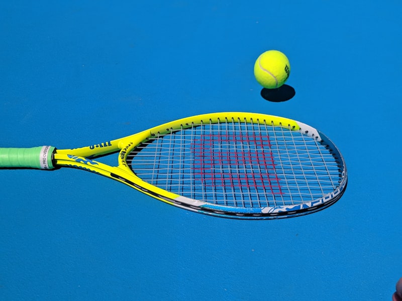Personne avec une raquette de padel prete a jouer