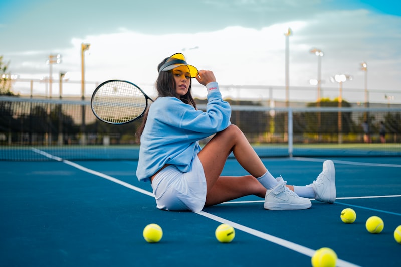 Joueur de tennis frappant la balle