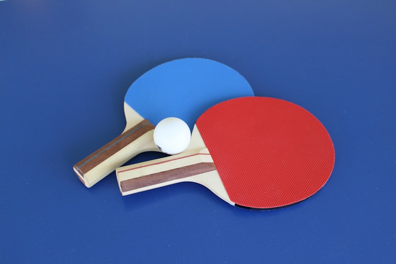 Joueur de tennis de table concentre