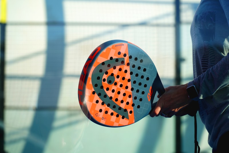 Joueurs de padel en action sur un court