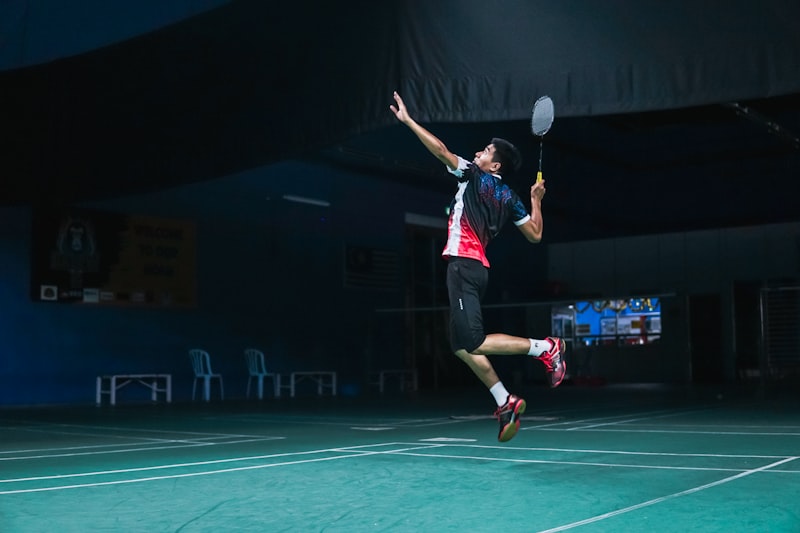 Joueur de badminton en plein saut